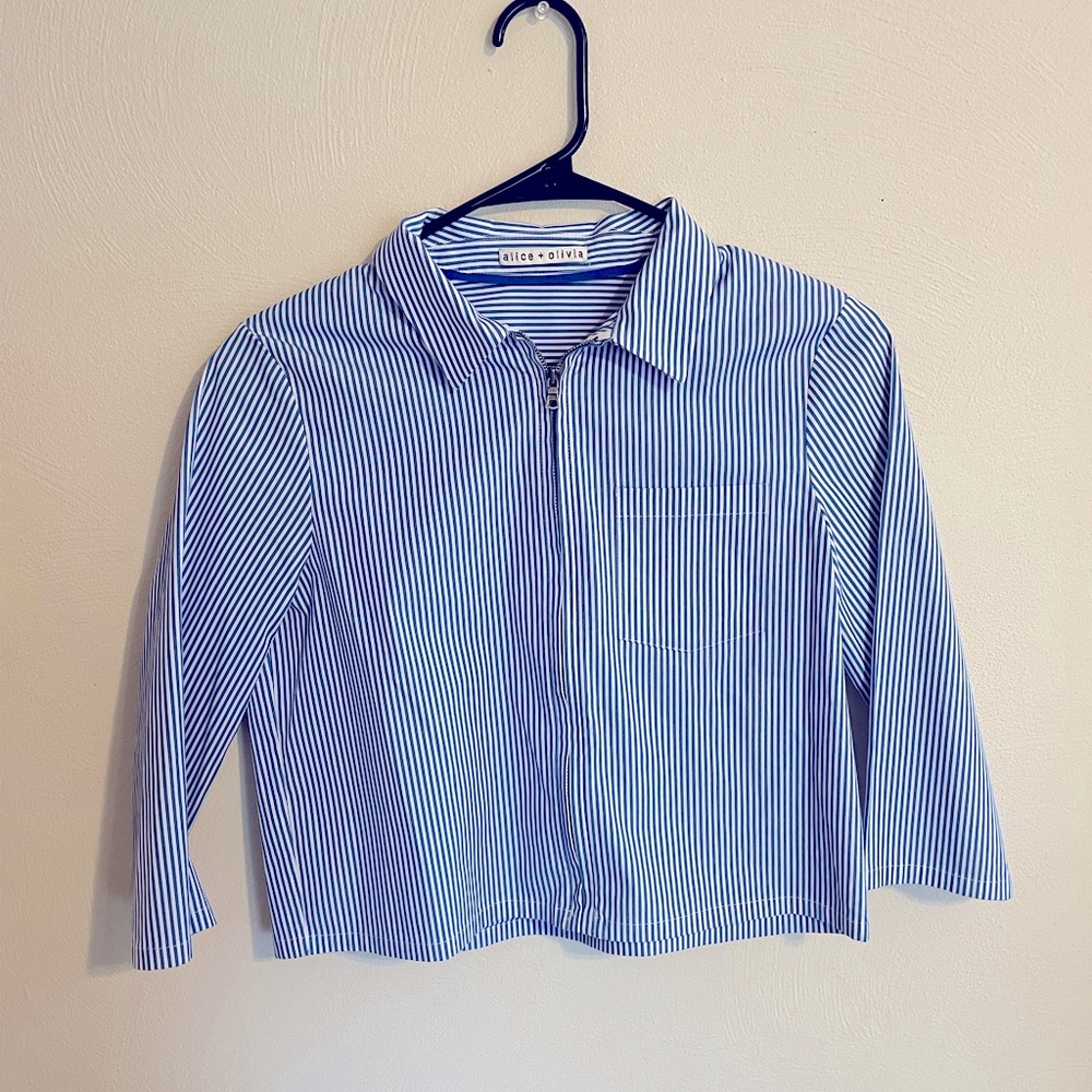Alice + Olivia Diana Zip Front Cropped Shirt in a
blue and white stripe, S